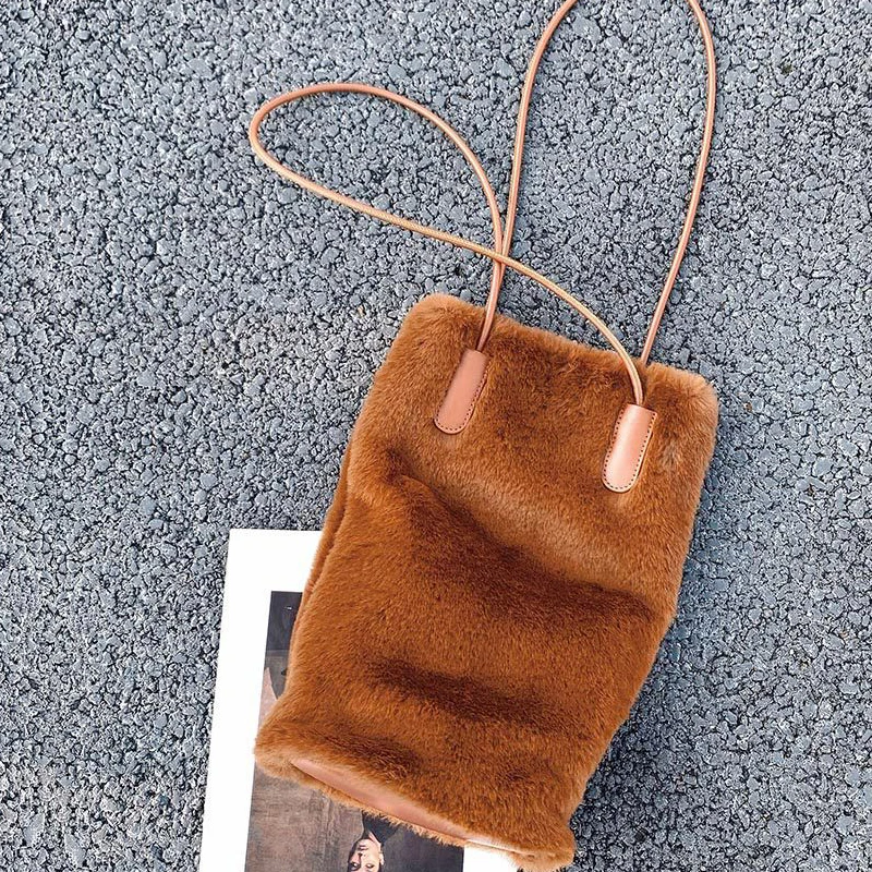 Корейские повседневные плюшевые сумки-ведра для женщин Роскошные дизайнерские сумки Кошельки 2023 Новинка из искусственного меха Длинная трубка подмышечного плеча 0