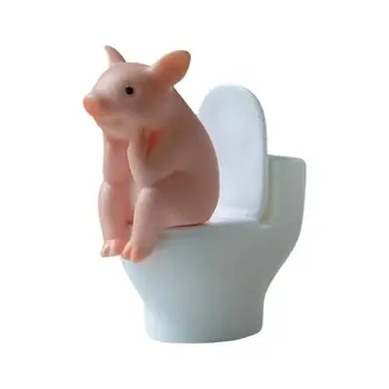 Милые украшения для животных Мультяшная свинья, сидящая на туалете, фигурка Свинья, игрушка, настольная фигурка, украшения, аксессуары для домашнего офиса, письменный стол